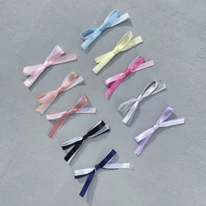 Flachbild von bunten doppellagigen Schleifen für DIY-Haarschmuck und Bastelarbeiten