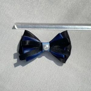Dettaglio fiocco a strati blu e nero di 8,5cm con perla e righello per misurazione precisa