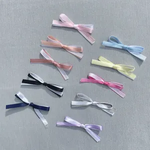 Nahaufnahme von zweilagigen Satin-Schleifen in zehn Farben für DIY-Haarschmuck und Deko