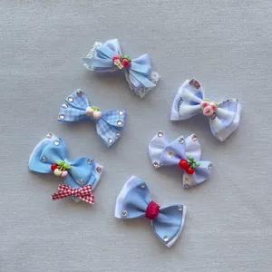 Handgemaakte Blauw Witte Stof Strik Haaraccessoires Met Hars Aardbei Kers Madeliefje Decoraties Strass DIY Sieraden Maken Benodigdheden Voor Poppen Huisdieren Kinderen Vrouwen