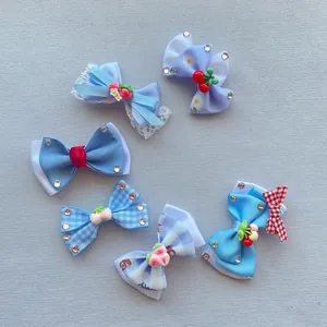 Set van zes handgemaakte blauwe en rode strikken met kers- en aardbeibedeltjes voor DIY-haarklem
