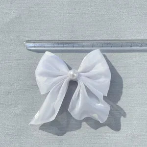 Makroaufnahme einer 9cm weißen Organza-Schleife mit Herzmuster und Perle für Accessoires