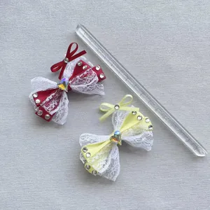 Dettaglio di fiocchi fatti a mano con pizzo e strass a cuore per accessori bjd