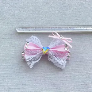 Fiocco rosa con pizzo bianco e strass a cuore per artigianato fai da te e accessori