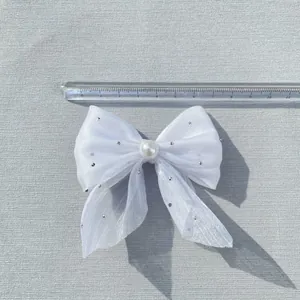 Detail einer 11 cm weißen Organza-Schleife mit Perle und silbernen Strasssteinen