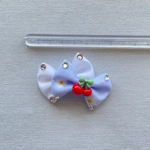 Blauwe geruite haarstrik met madeliefjes en kersendecor voor poppen, breedte van 9cm