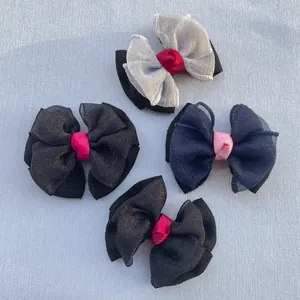 Détail de quatre accessoires de nœuds en tulle et satin faits main en couleurs variées