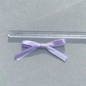 Detail einer zweifarbigen Satin-Doppelschleife für DIY-Haarschmuck und Geschenkboxen