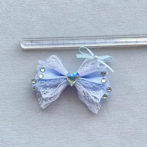 Fiocco per capelli in pizzo azzurro con strass a cuore e righello per misurazione