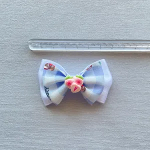 Blauw-wit geruite haarclip met aardbei-bedeltje en roze strass-steentjes, breedte van 6 cm