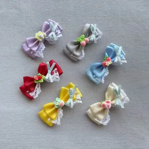 Set aus sechs bunten Schleifen-Haarspangen mit weißer Spitze und Obst-Verzierungen