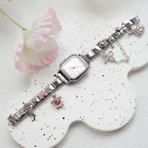 Montre à quartz carrée argentée pour femme avec bracelet à breloques roses et papillon