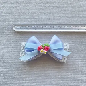 Blauwe lintstrik met aardbeienbedel en wit kant, ongeveer 6 cm breed gemeten