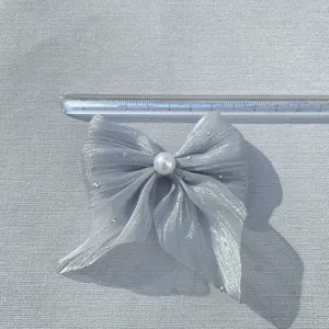 Detailansicht der 11 cm hellblauen Organza-Schleife mit Perle und Strassbesatz