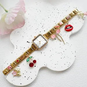 Montre à quartz carrée dorée avec bracelet à breloques italien et pendentifs émaillés