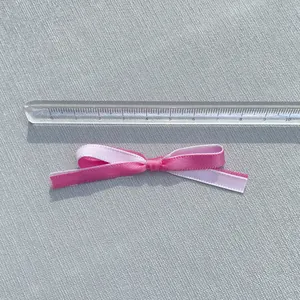 Detaillierte Draufsicht auf 7,5 cm Doppelschleife aus rosa und lavendelfarbenem Satinband