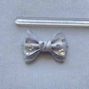 Fiocco in raso grigio argento da 6,5 cm con pizzo e strass per accessori per capelli