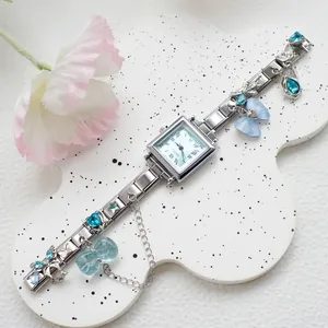 Montre à quartz carrée pour femme avec bracelet à breloques cœur et papillon argenté