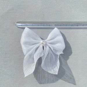 Detailansicht einer 11cm weißen Netzschleife mit Glitzer und zentraler Perle