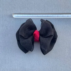 Nœud en tulle noir avec ruban de satin rouge et règle de mesure de la taille