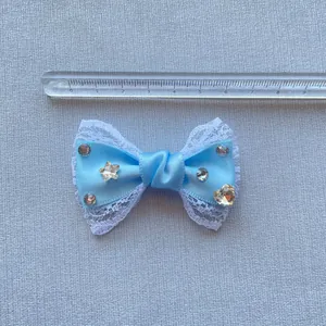 Fiocco in raso azzurro 6cm fatto a mano con pizzo bianco e decorazioni strass