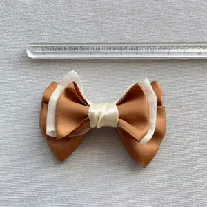 Detail van 10cm bruin-crème gaasstrik accessoire met liniaal voor maatverwijzing