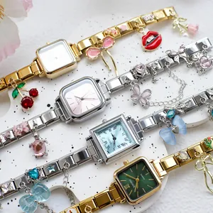Détail de bracelets à breloques italiens avec pendentifs en émail et cadrans de montre carrés