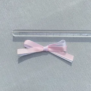 Detailansicht einer 6,5 cm rosa-weißen doppellagigen Satinbandschleife für Kleidung