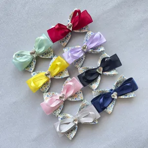 Détail de nœuds papillon en tissu floral avec strass en cœur en huit couleurs variées