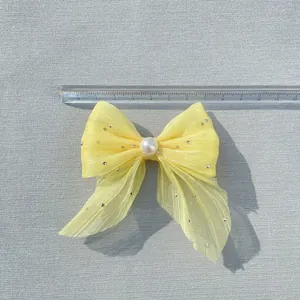 Detail von 8,5 cm hellgelber Organza-Schleife mit Perle und glitzernden Silber-Strasssteinen