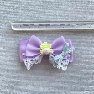 Handgefertigte lila Satinschleife mit weißer Spitze und Blumen für Haustier- und Puppenhaar