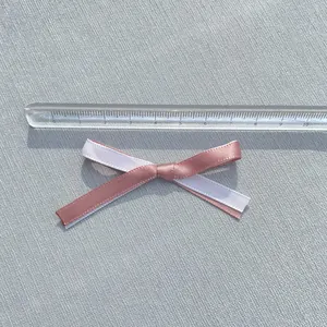 Detailansicht der 5 cm großen rosa-weißen Satinschleife mit glatter Seidenoptik