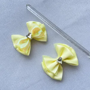 Fiocchi in raso giallo fatti a mano con cuore di cristallo e righello per le misure