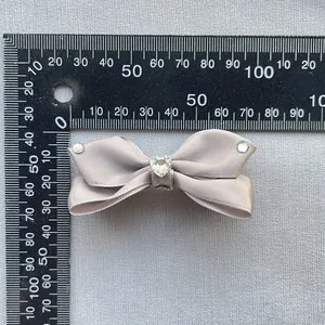 Fiocco in raso grigio da 55mm con strass a cuore e scala di misurazione per capelli