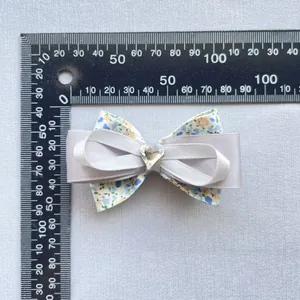 Barrette nœud en tissu floral 80mm avec rubans gris et strass en forme de cœur