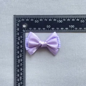 Detailopname van handgemaakte lavendel satijnen strik met liniaal voor de maat