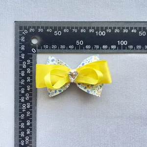 Nœud à cheveux floral avec ruban jaune et pierre en forme de cœur, largeur 7.5cm