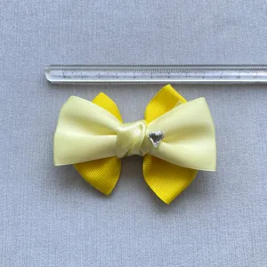 Fiocco a strati fatto a mano da 10cm con nastro grosgrain giallo e cristallo a cuore
