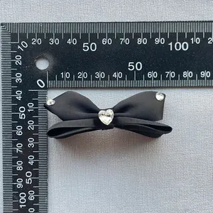 Fiocco in raso nero da 60mm con strass a cuore per accessori per capelli e scarpe