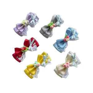 Set mit 6 bunten Satin-Haarschleifen mit Spitzenbesatz und 3D-Fruchtdekorationen