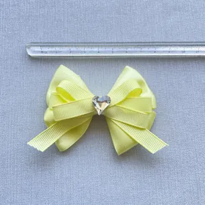Fiocco a tre strati giallo chiaro con cristallo a cuore e righello di misura da 11cm