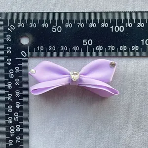 Misura della dimensione del fiocco in raso lavanda con strass a cuore al centro