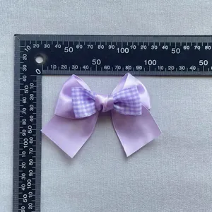 Detail van lavendel handgemaakte gelaagde ruitjesstrik voor accessoires en DIY-knutselen