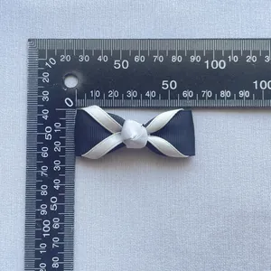 Dettaglio del fiocco in nastro grosgrain bianco e nero da 4,5 cm con righello