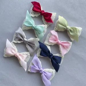 Nahaufnahme von acht bunten, doppellagigen Schleifen aus Spitze und Satin für DIY-Handwerke