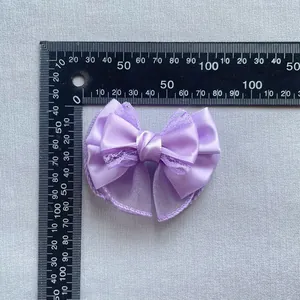 Handgemaakte paarse satijnen strik met kant voor haaraccessoires en kledingdecoratie
