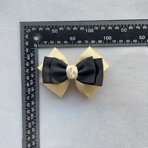 Λεπτομερής όψη δίχρωμου σατέν φιόγκου 9,5 cm με μέτρηση μεγέθους σε χάρακα