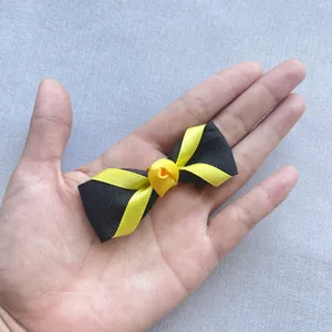 Dettaglio di un fiocco in nastro grosgrain giallo e nero da 6 cm per forcine e decorazioni