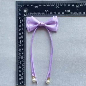Handgemaakte lavendel satijnen strik met parelhangers voor haaraccessoires, 70mm