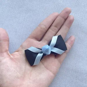 Dettaglio di un fiocco fatto a mano da 6cm nero e azzurro per accessori moda fai-da-te